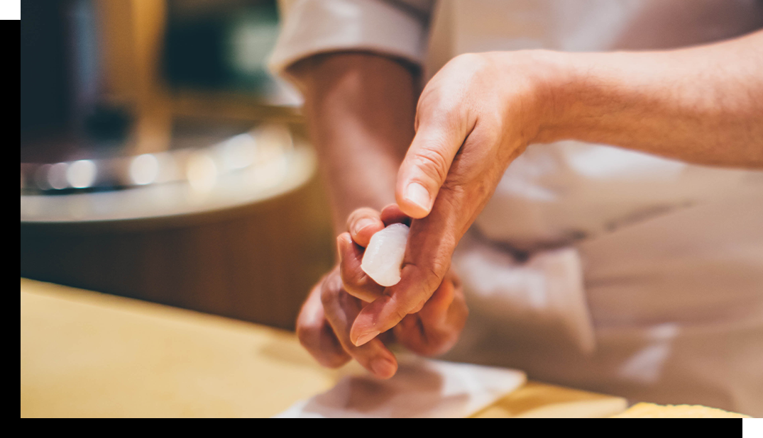 寿司職人が寿司を握る画像